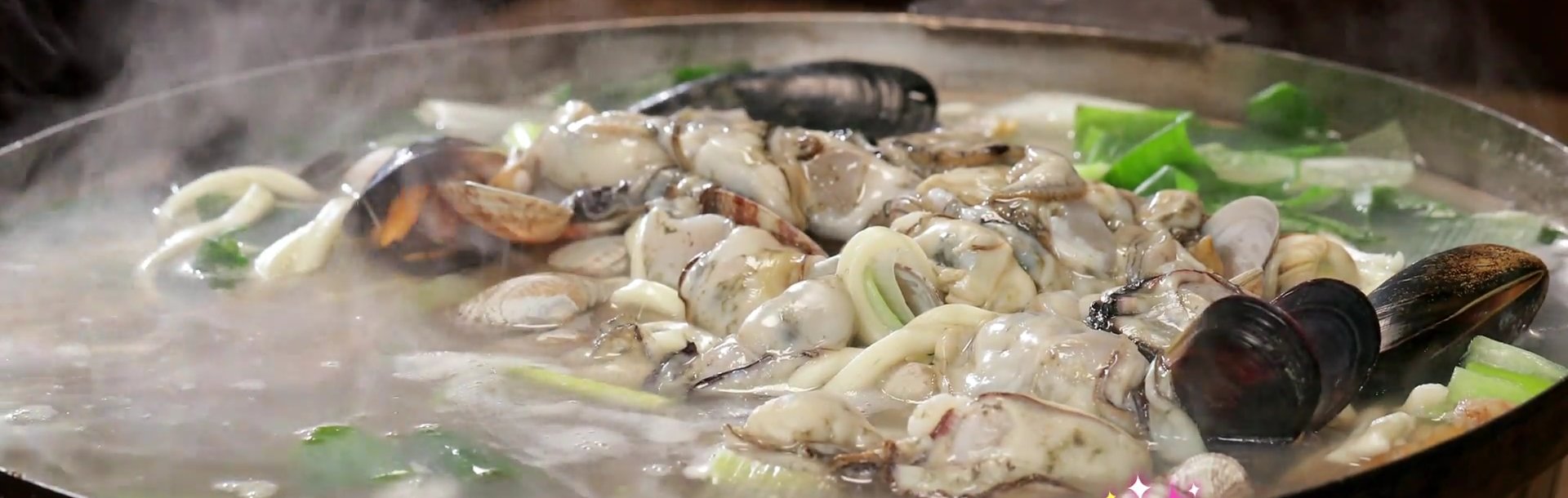 굴과 조개가 가득 담긴 해물칼국수 클로즈업